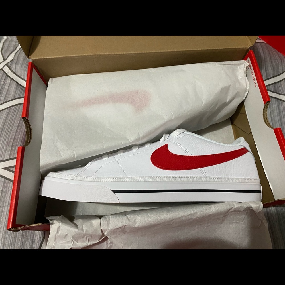Nike - Picture 2 of 2